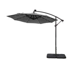 Parasol de terrasse à éclairage solaire de 3 mètres avec pied de support.