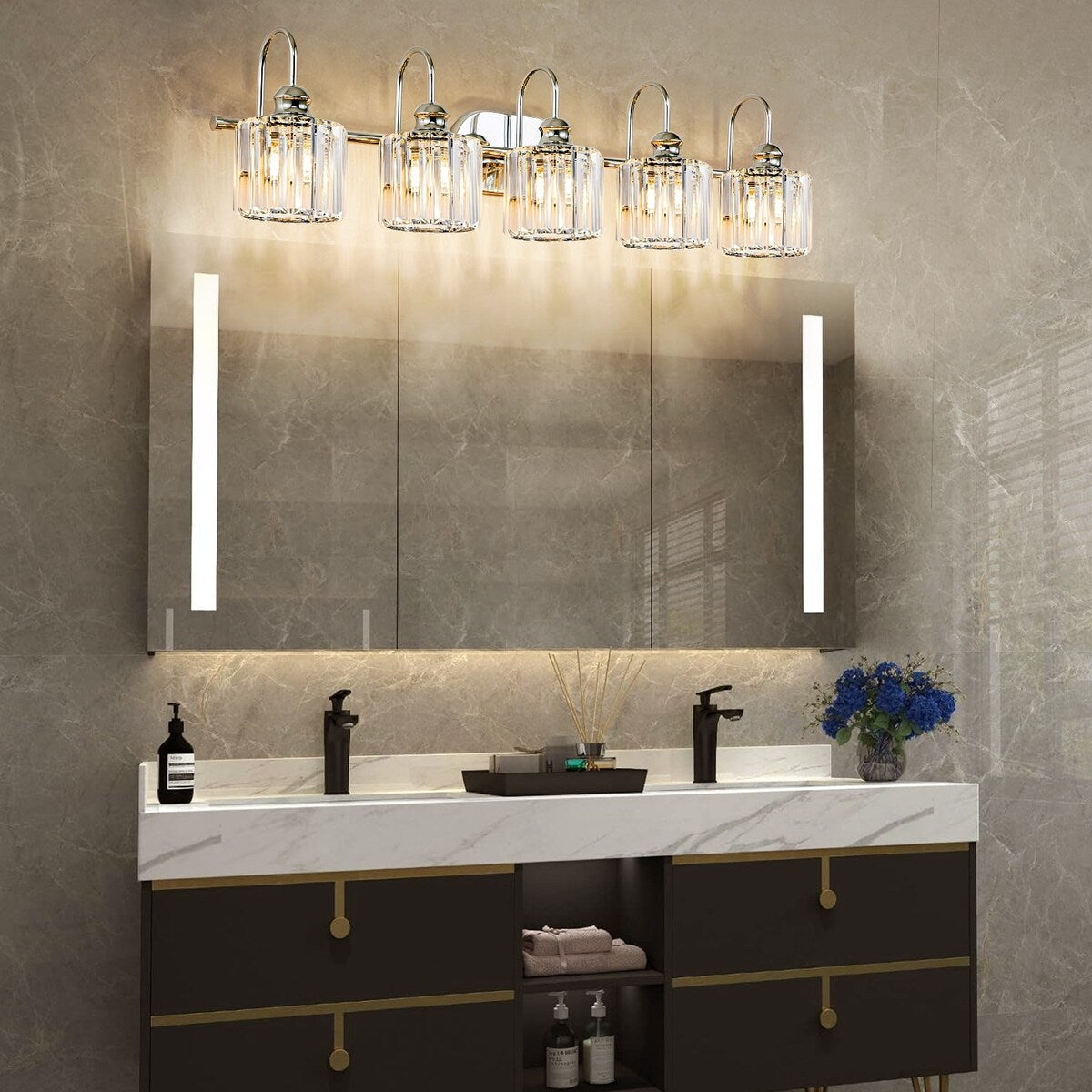 Ensemble de 5 luminaires linéaires à intensité variable pour salle de bain, style glamour, avec abat-jour en cristal cylindrique.