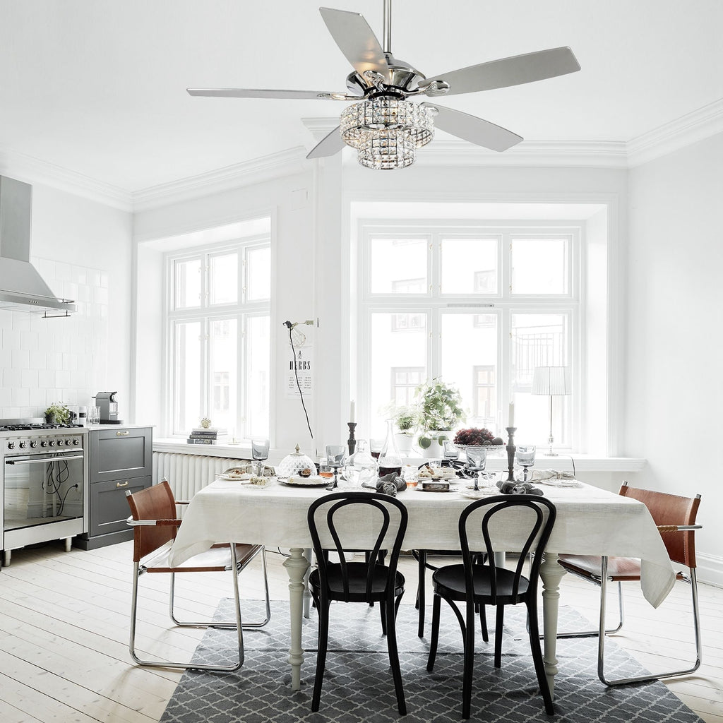 Ventilateur de plafond moderne à 5 pales en chrome et bois de 52 pouces avec télécommande et cristaux.