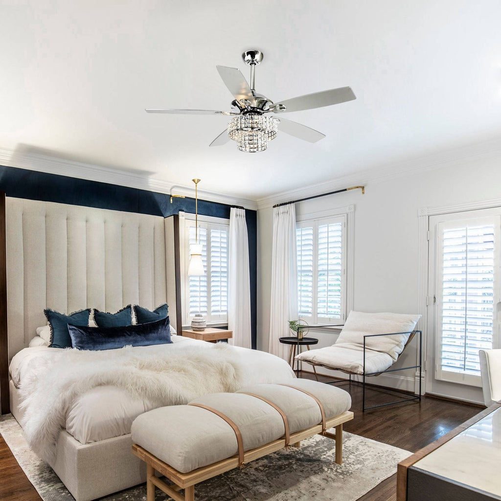 Ventilateur de plafond moderne à 5 pales en chrome et bois de 52 pouces avec télécommande et cristaux.