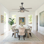 Ventilateur de plafond à 5 pales en bois flotté style farmhouse, avec cage noire et télécommande.