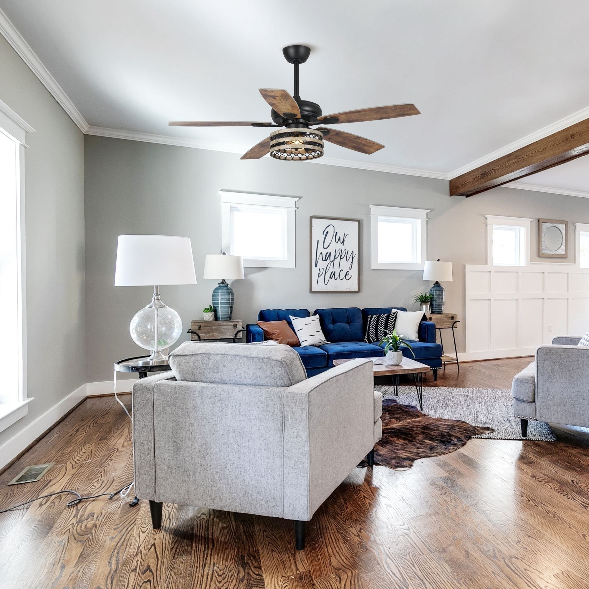 Ventilateur de plafond à 5 pales en bois flotté style farmhouse, avec cage noire et télécommande.