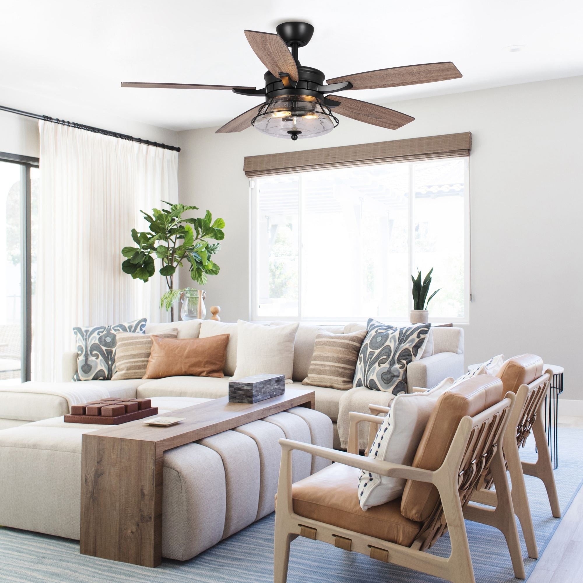 Ventilateur de plafond décoratif noir à 52 pales en verre dépoli, avec télécommande et kit d'éclairage.