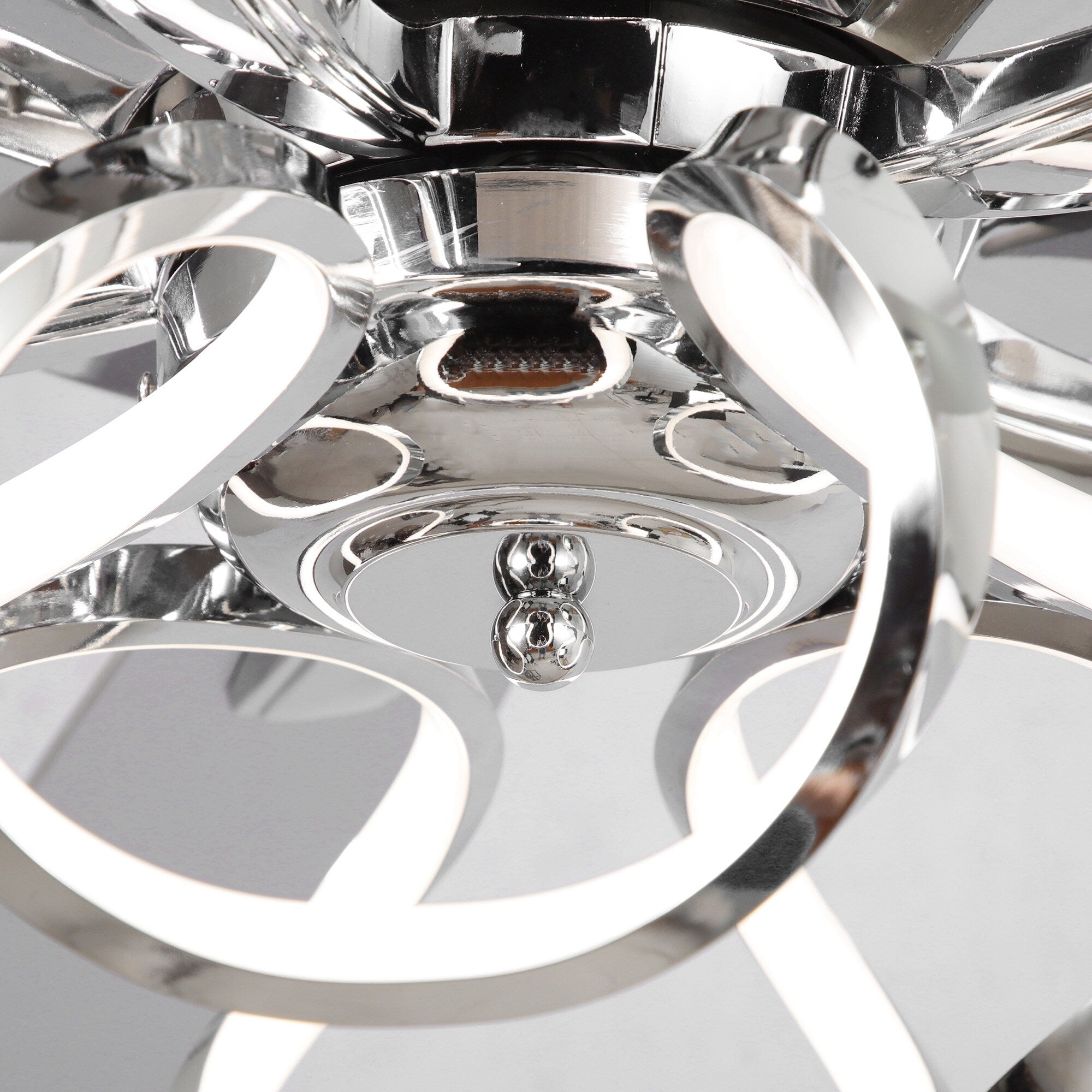 Ventilateur de plafond LED intérieur moderne à 52 pouces, chromé/noir, avec éclairage et télécommande, et fonction de gradation.