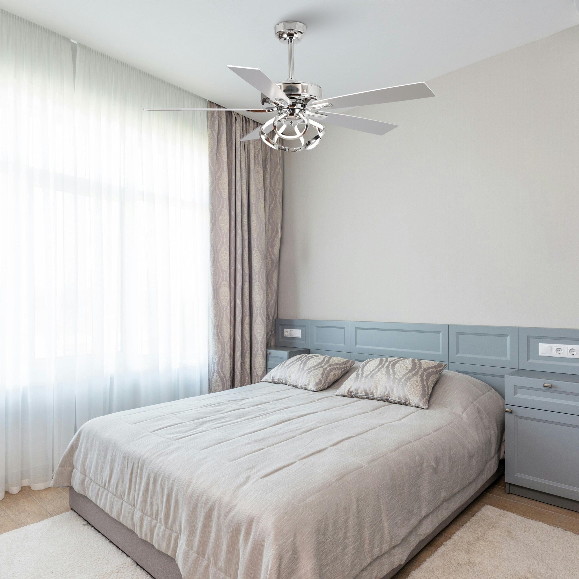 Ventilateur de plafond LED intérieur moderne à 52 pouces, chromé/noir, avec éclairage et télécommande, et fonction de gradation.