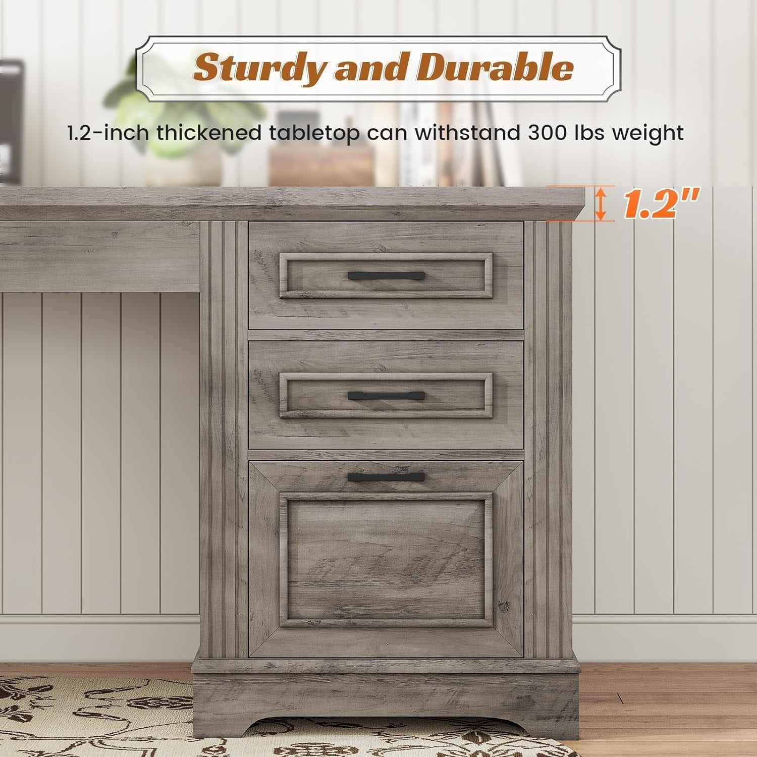 Bureau de direction de style farmhouse, bureau de travail à domicile, tiroir à dossiers, support de moniteur, prise de courant.