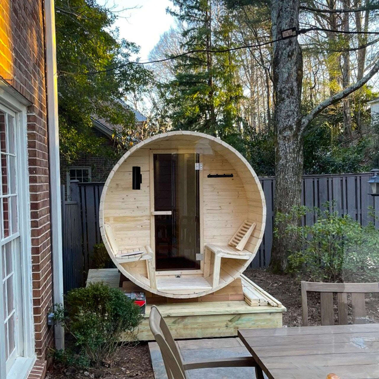 Sauna en barrique ALEKO en pin finlandais blanc pour 6 à 8 personnes avec chauffe-eau électrique UL - 88L x 73W x 79H pouces