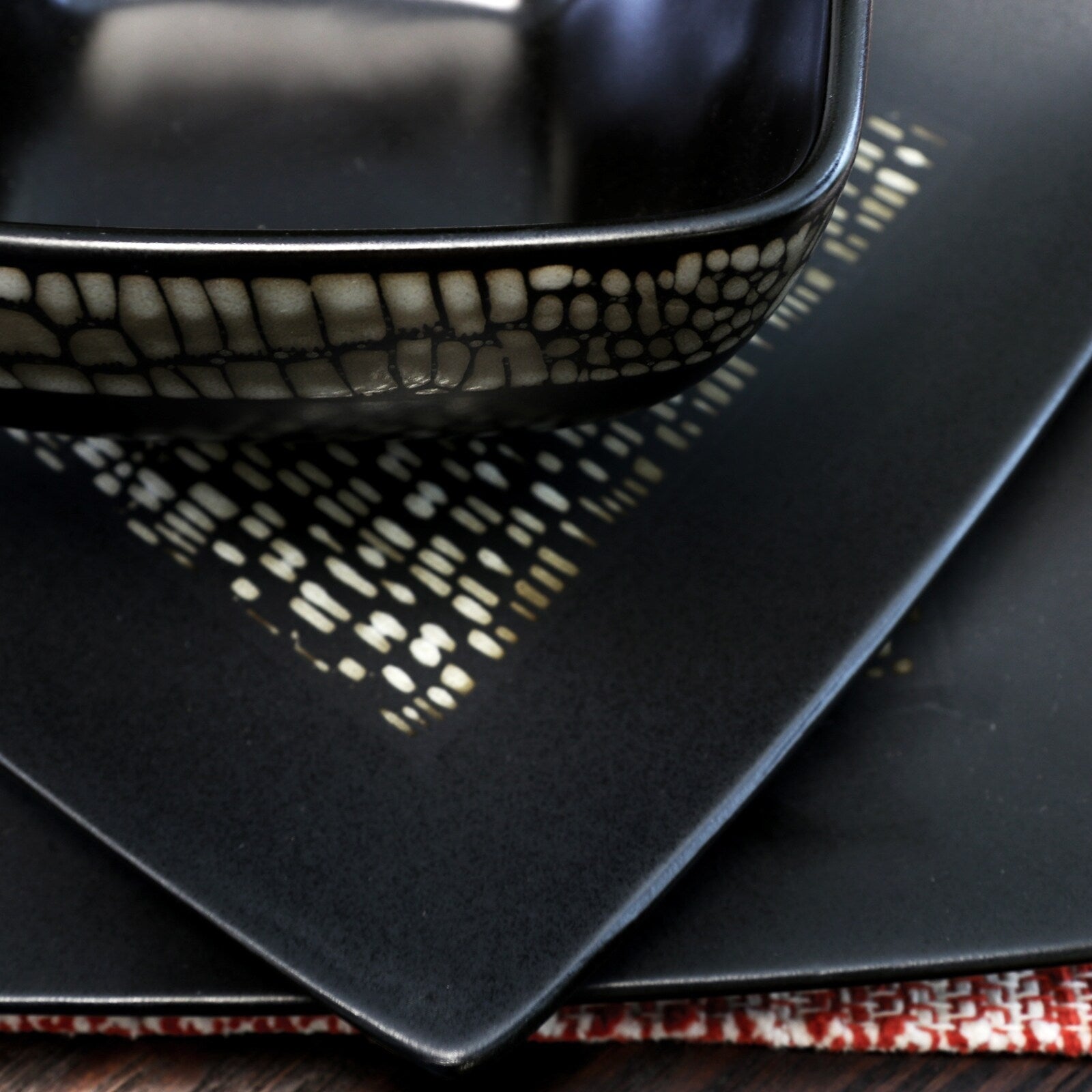 Service de table en grès noir abstrait, forme carrée, double bol, 16 pièces.