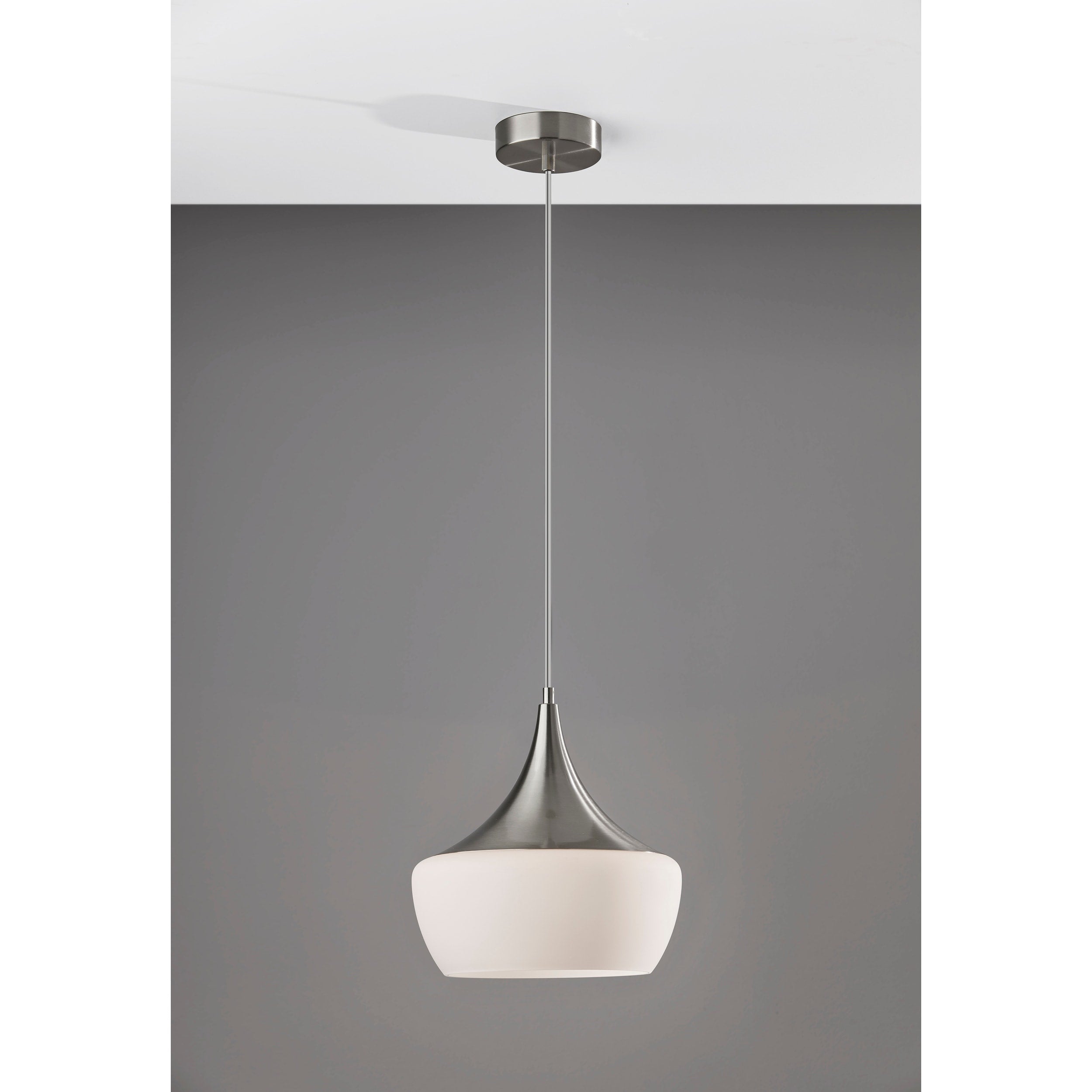 Lampe suspendue Eliza en noir ou en acier d'Adesso