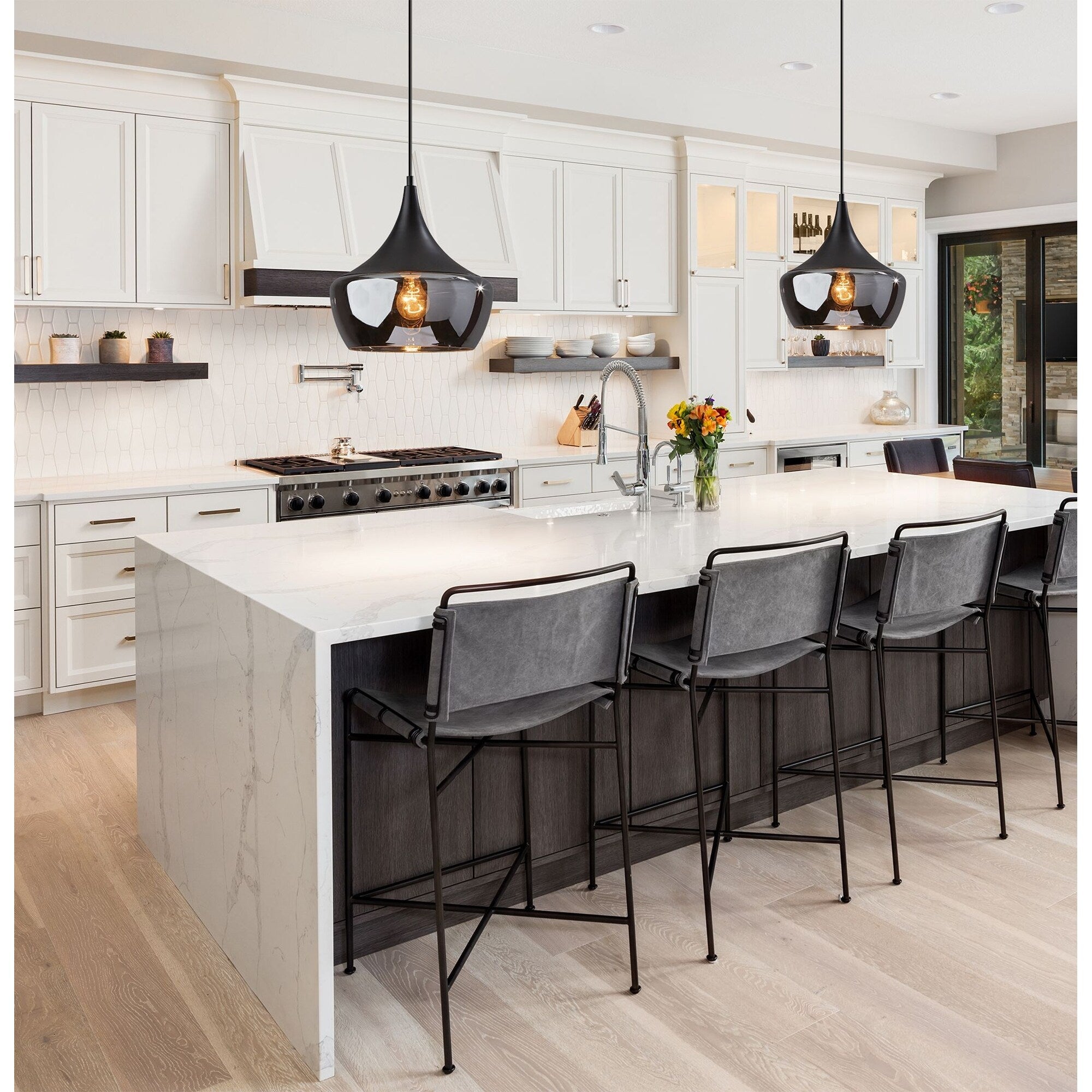 Lampe suspendue Eliza en noir ou en acier d'Adesso