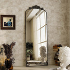 Grand miroir en forme d'arche avec motif floral baroque