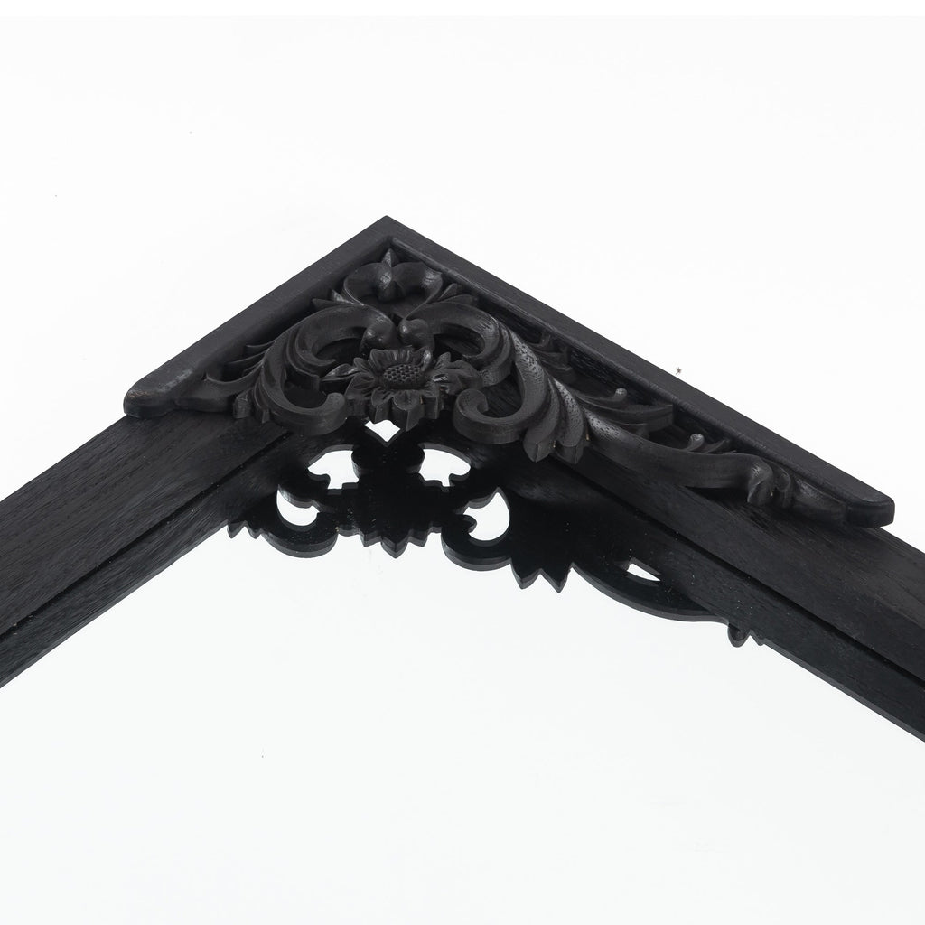 Grand miroir de sol en bois massif à encadrement incurvé et décorations sculptées