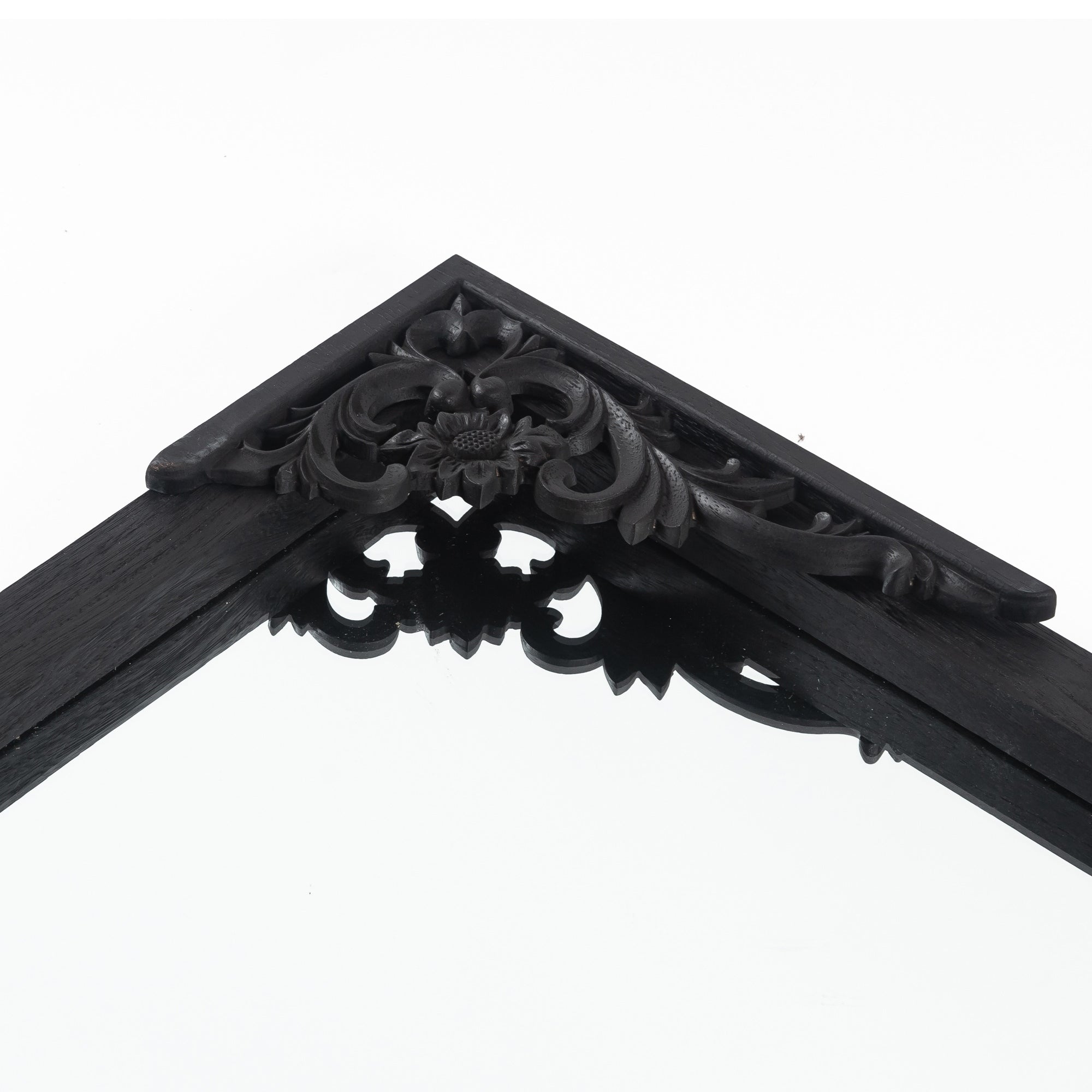 Grand miroir de sol en bois massif à encadrement incurvé et décorations sculptées