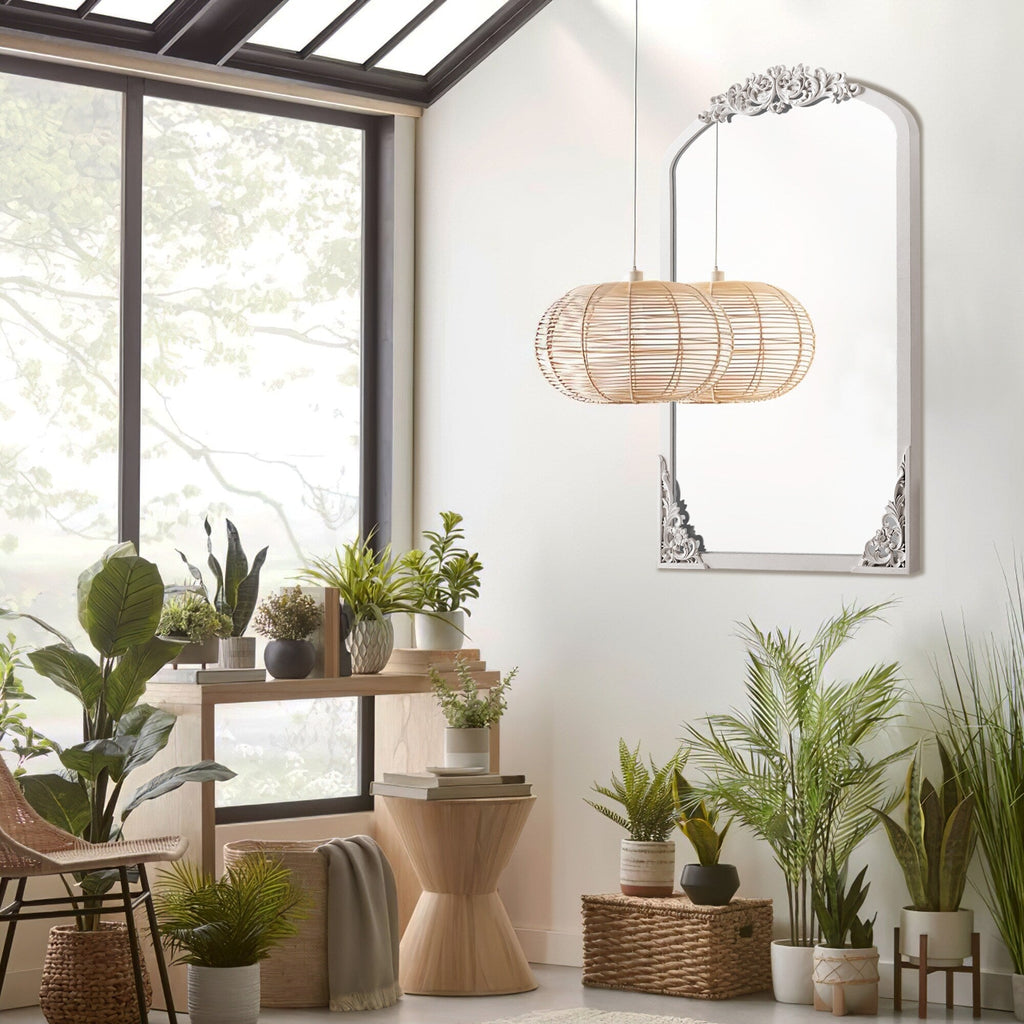 Grand miroir de sol en bois massif à encadrement incurvé et décorations sculptées