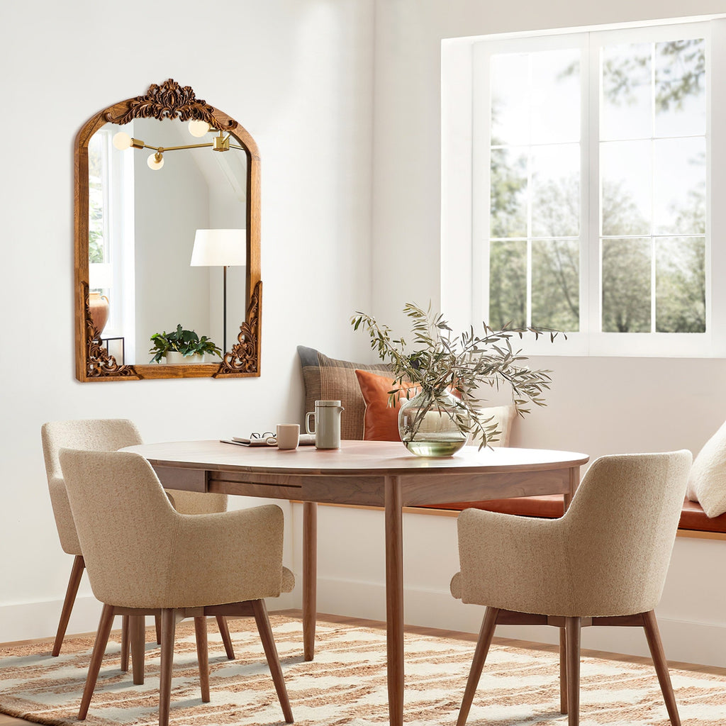 Grand miroir de sol en bois massif à encadrement incurvé et décorations sculptées