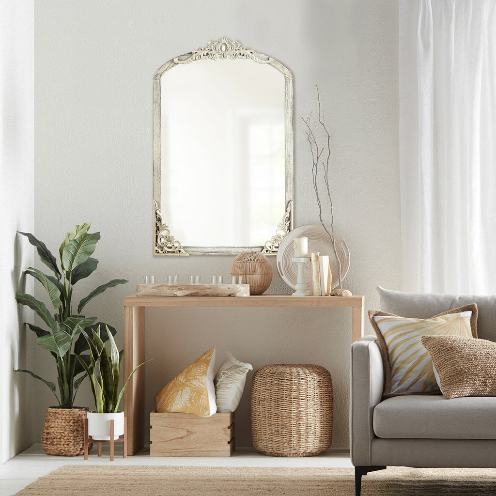 Grand miroir de sol en bois massif à encadrement incurvé et décorations sculptées