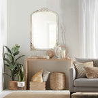 Grand miroir de sol en bois massif à encadrement incurvé et décorations sculptées