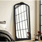 Grand miroir de sol en bois massif à encadrement incurvé et décorations sculptées