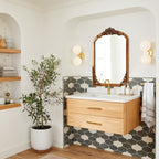 Grand miroir de sol en bois massif à encadrement incurvé et décorations sculptées