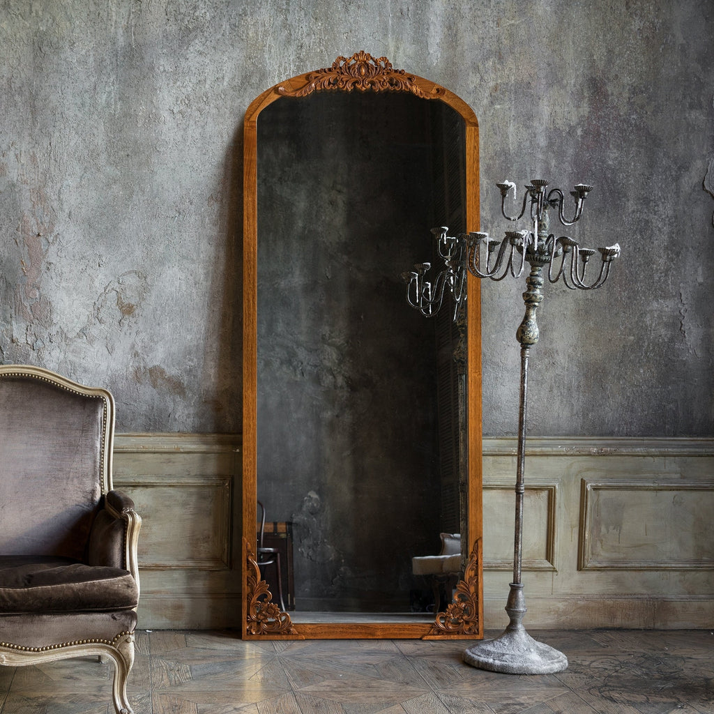 Grand miroir de sol en bois massif à encadrement incurvé et décorations sculptées