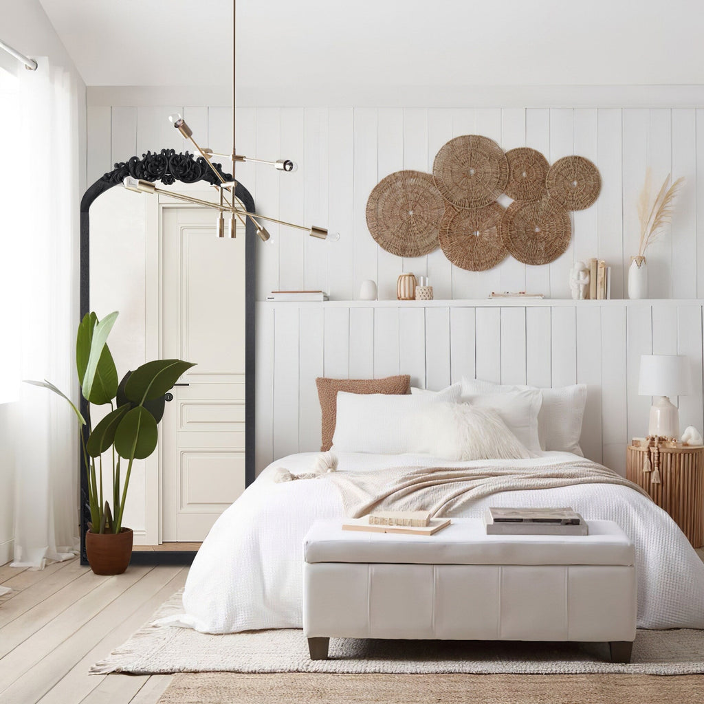 Grand miroir de sol en bois massif à encadrement incurvé et décorations sculptées