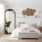 Grand miroir de sol en bois massif à encadrement incurvé et décorations sculptées