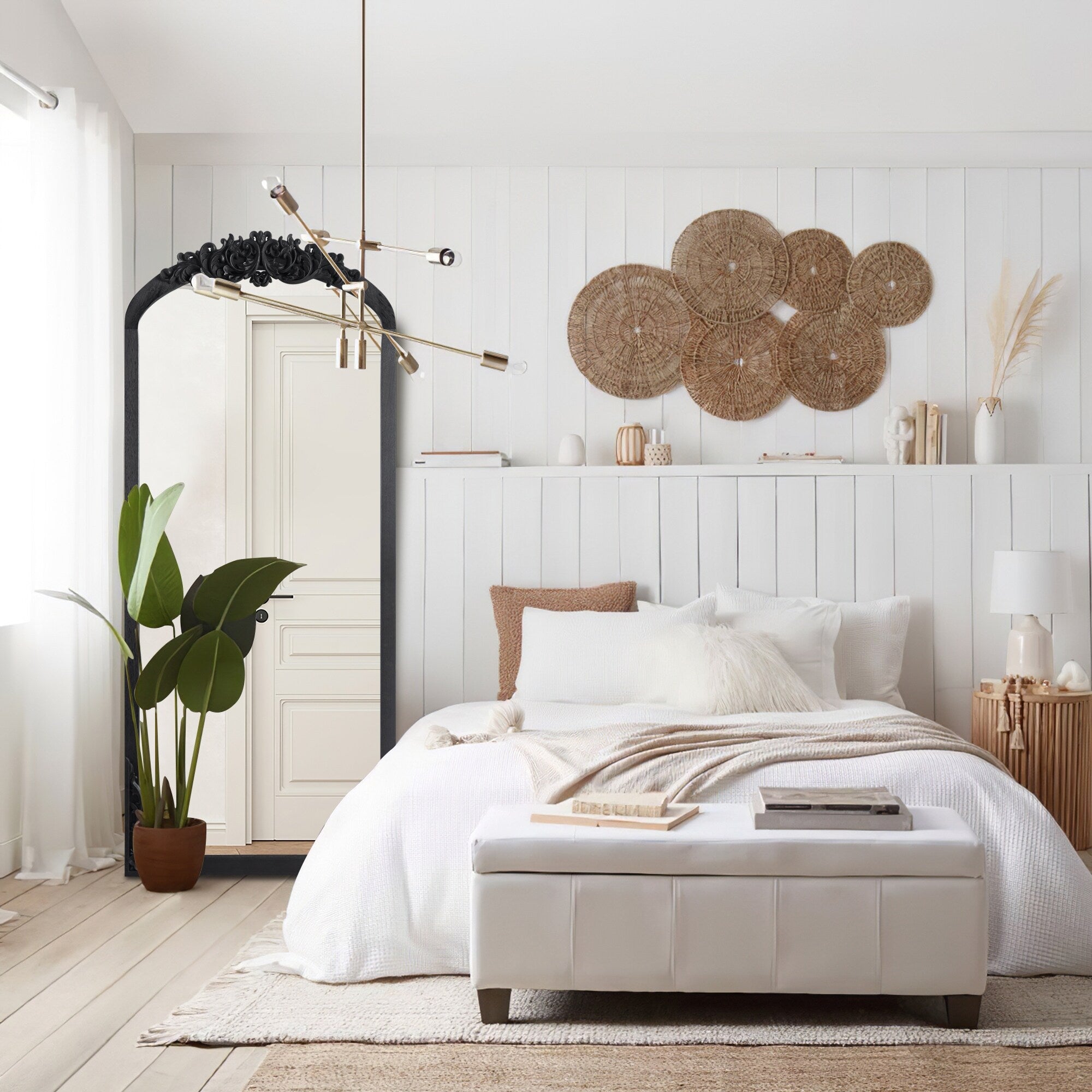 Grand miroir de sol en bois massif à encadrement incurvé et décorations sculptées