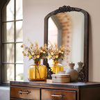 Grand miroir de sol en bois massif à encadrement incurvé et décorations sculptées