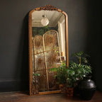 Grand miroir de sol en bois massif à encadrement incurvé et décorations sculptées