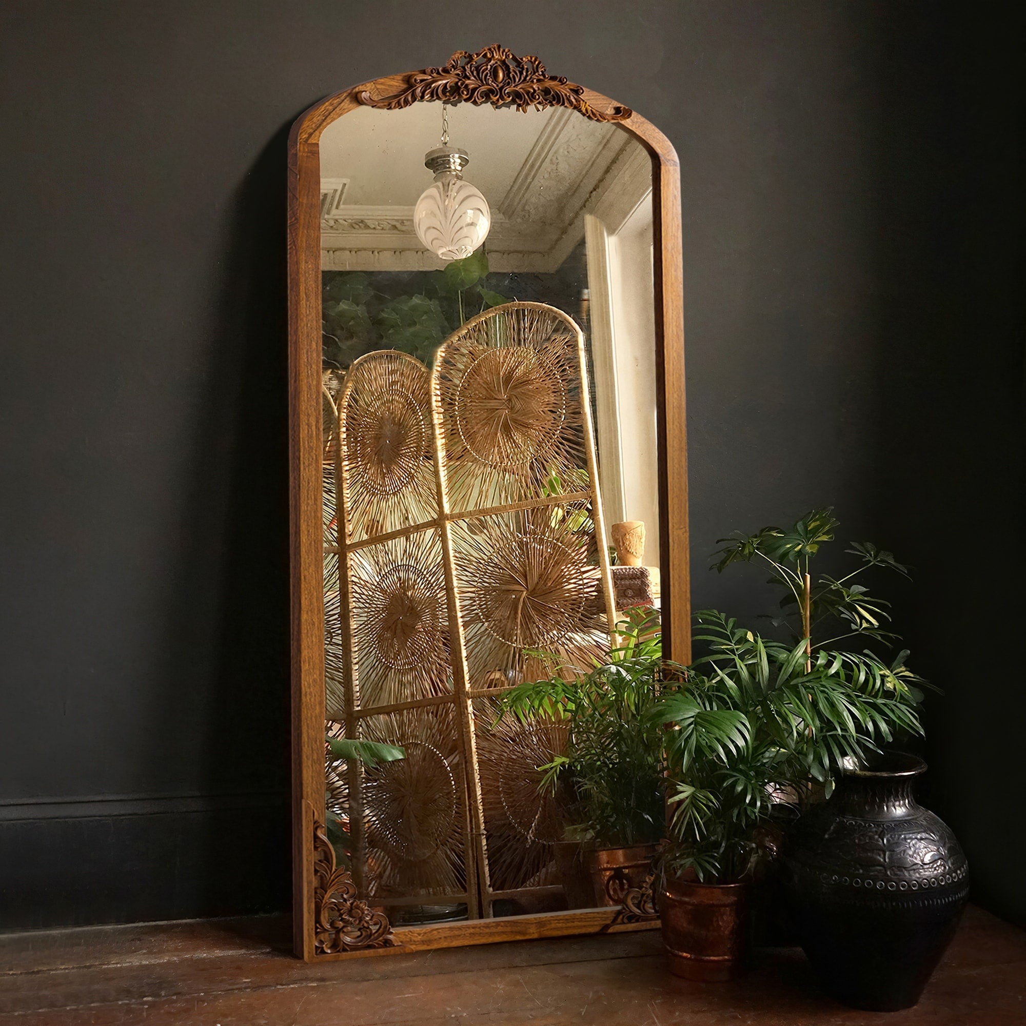 Grand miroir de sol en bois massif à encadrement incurvé et décorations sculptées