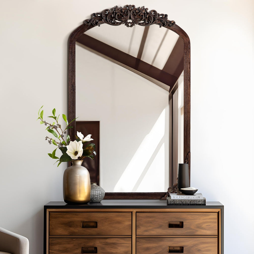 Grand miroir de sol en bois massif à encadrement incurvé et décorations sculptées