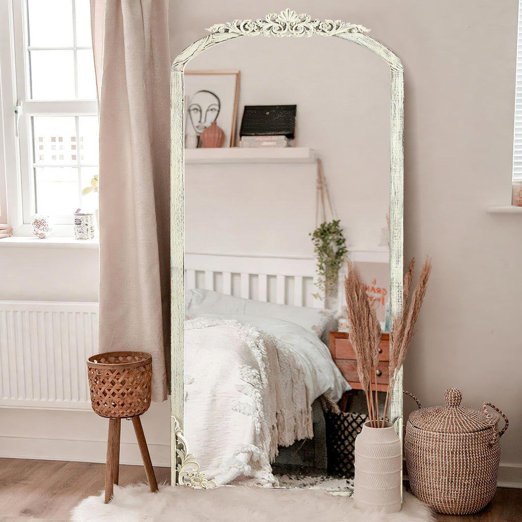 Grand miroir de sol en bois massif à encadrement incurvé et décorations sculptées