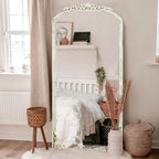 Grand miroir de sol en bois massif à encadrement incurvé et décorations sculptées