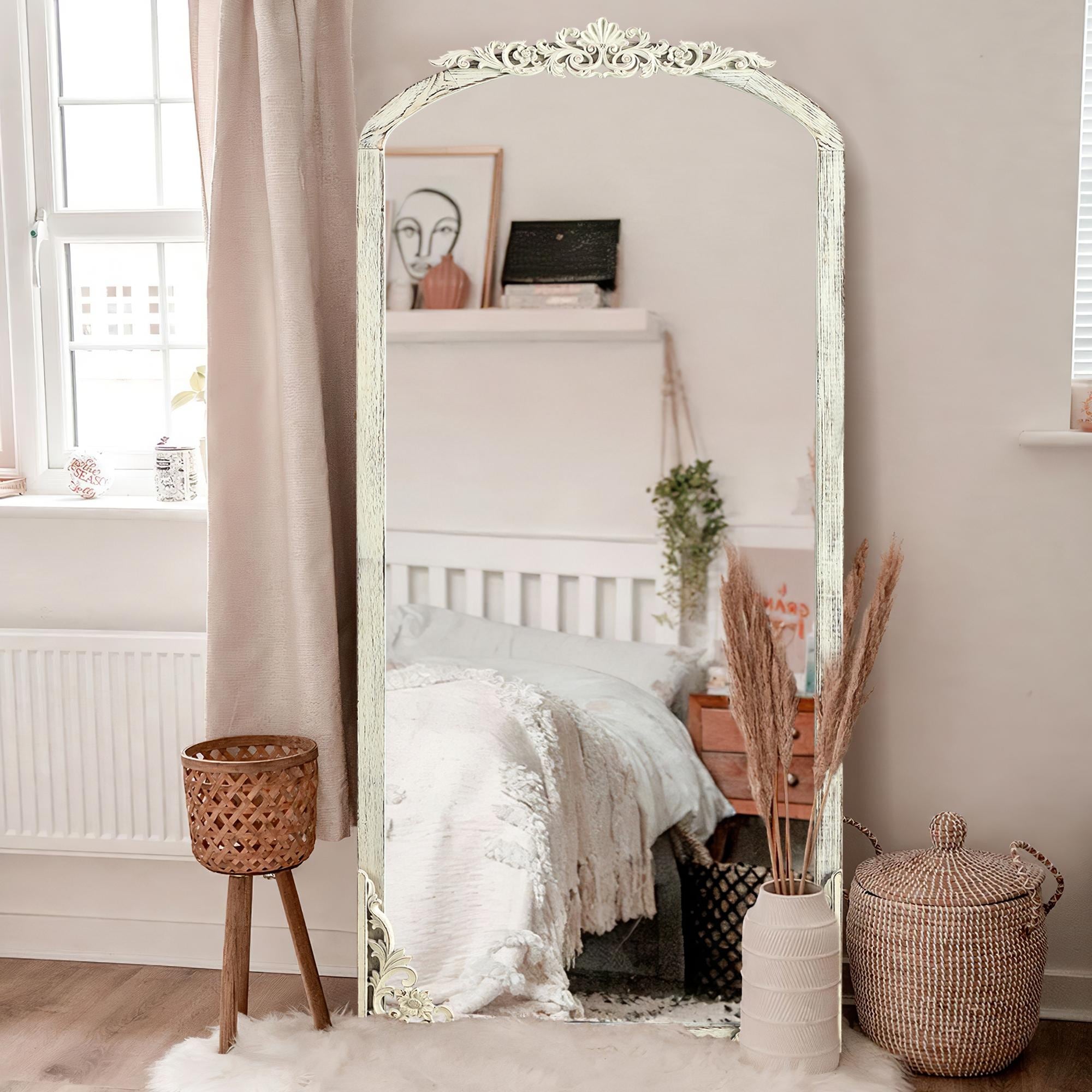 Grand miroir de sol en bois massif à encadrement incurvé et décorations sculptées