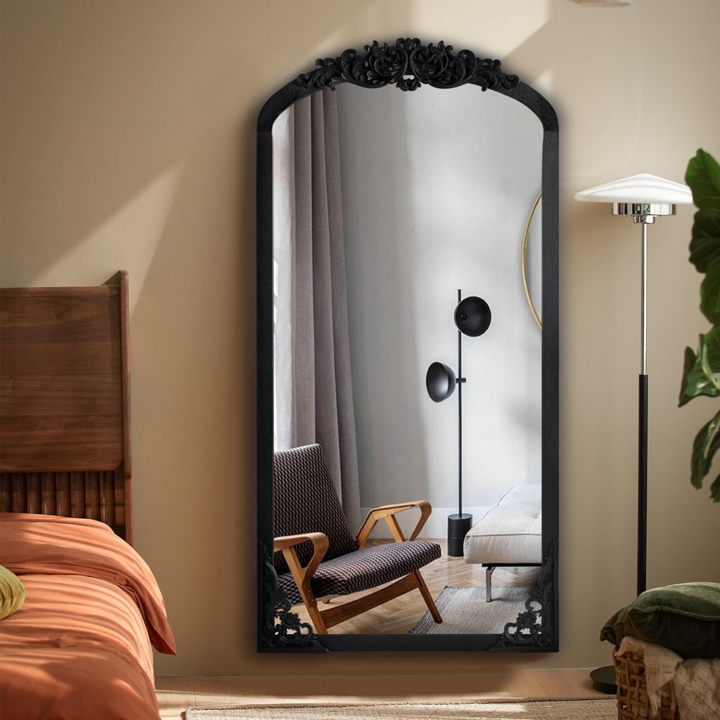 Grand miroir de sol en bois massif à encadrement incurvé et décorations sculptées