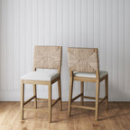 Tabouret de bar Beacon Bohemian Boucle, chaise de comptoir rembourrée avec cadre en bois massif et dossier en jonc tressé.