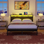 Cadre de lit plateforme en bois de style farmhouse avec station de recharge et lumières LED