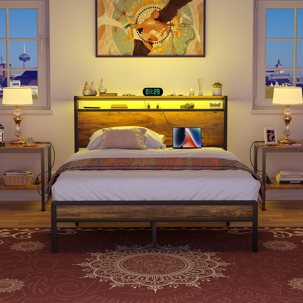 Cadre de lit plateforme en bois de style farmhouse avec station de recharge et lumières LED