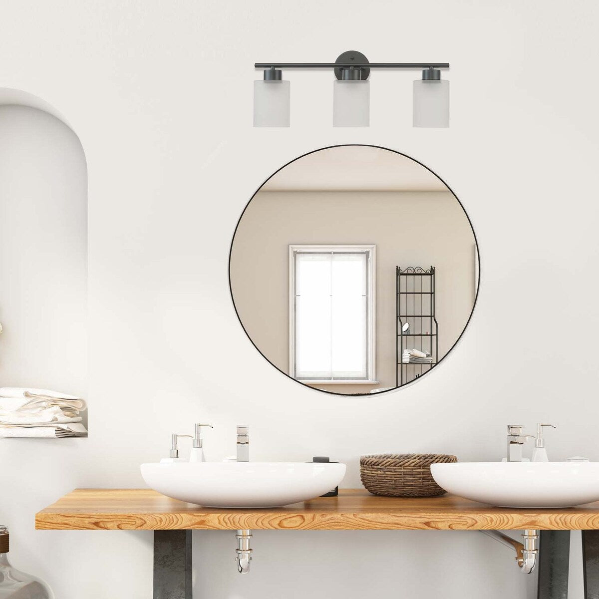 Applique murale de salle de bain Bellevue Lydia à 3 lumières, 23 pouces de large, avec abat-jour givré