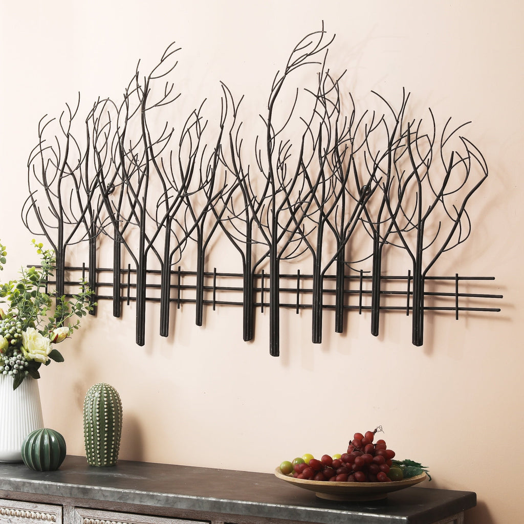 Décoration murale en métal noir représentant un champ d'arbres
