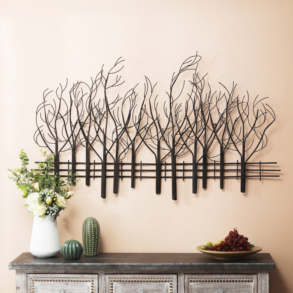 Décoration murale en métal noir représentant un champ d'arbres