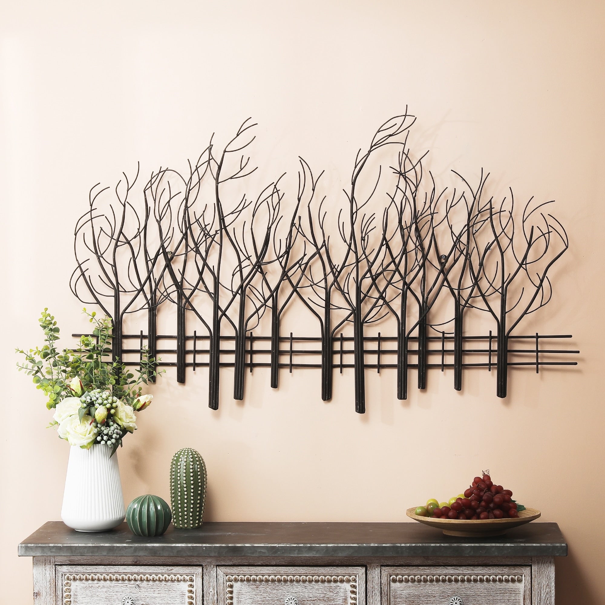 Décoration murale en métal noir représentant un champ d'arbres