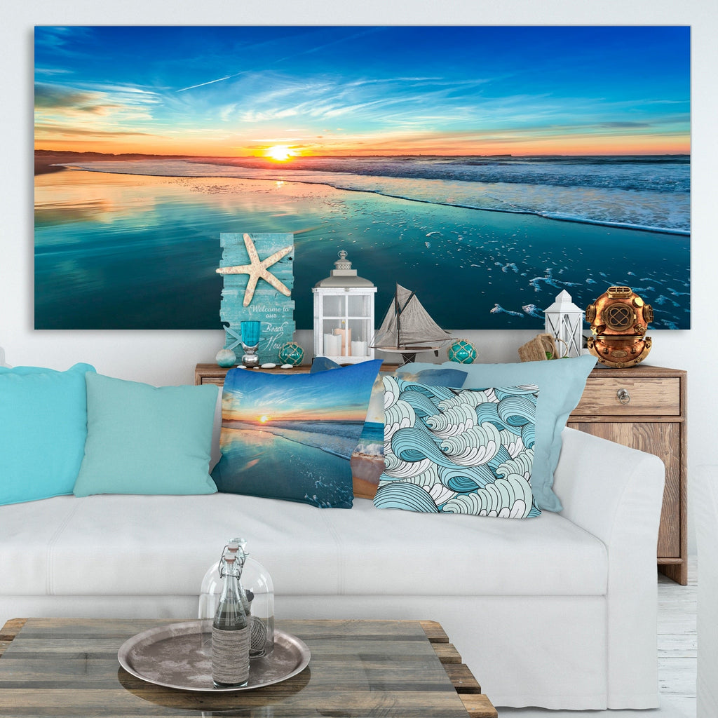 Cœur de plage bleu avec coucher de soleil lointain - Tableau sur toile représentant un bord de mer