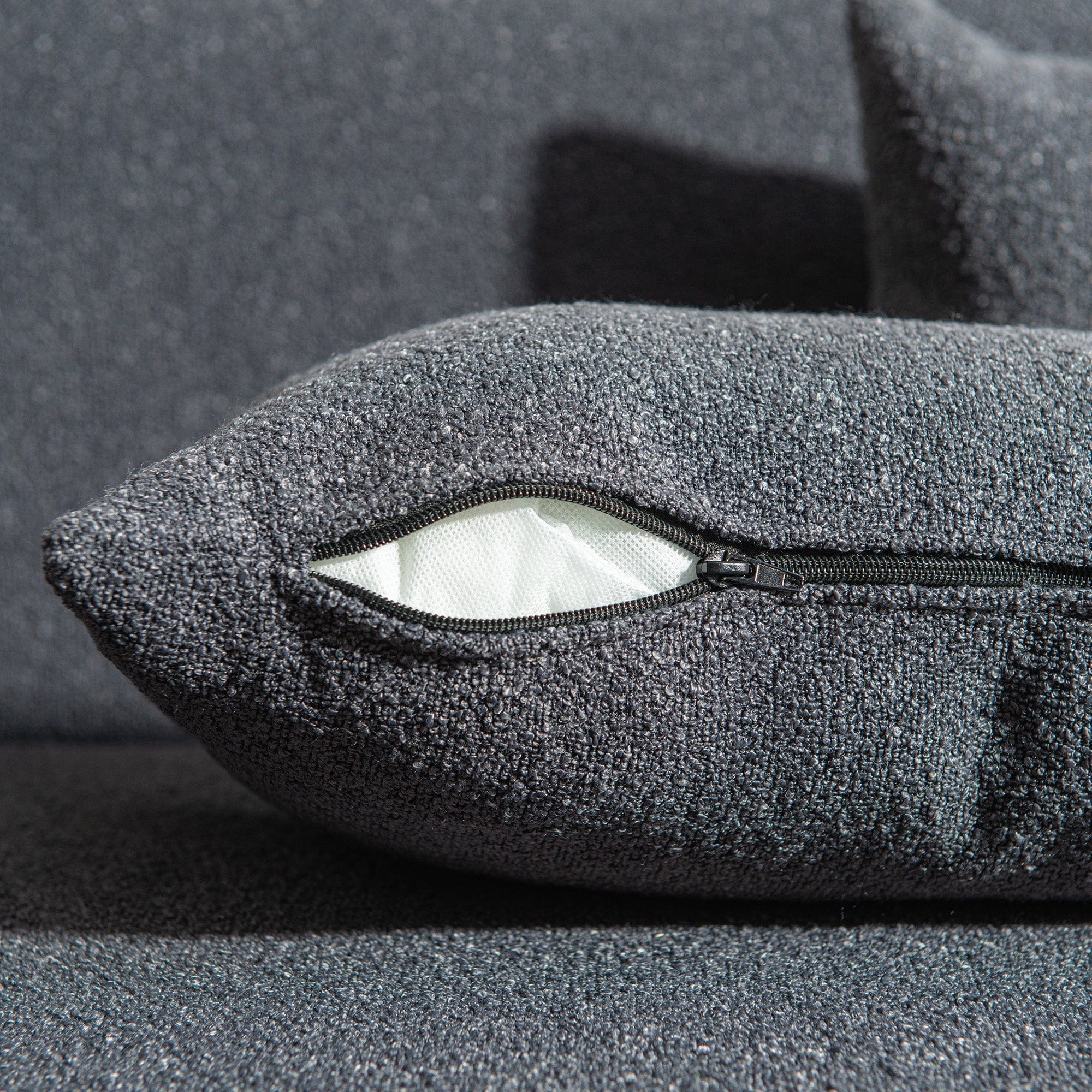 Canapé 2 places KINWELL en tissu bouclé avec coussins