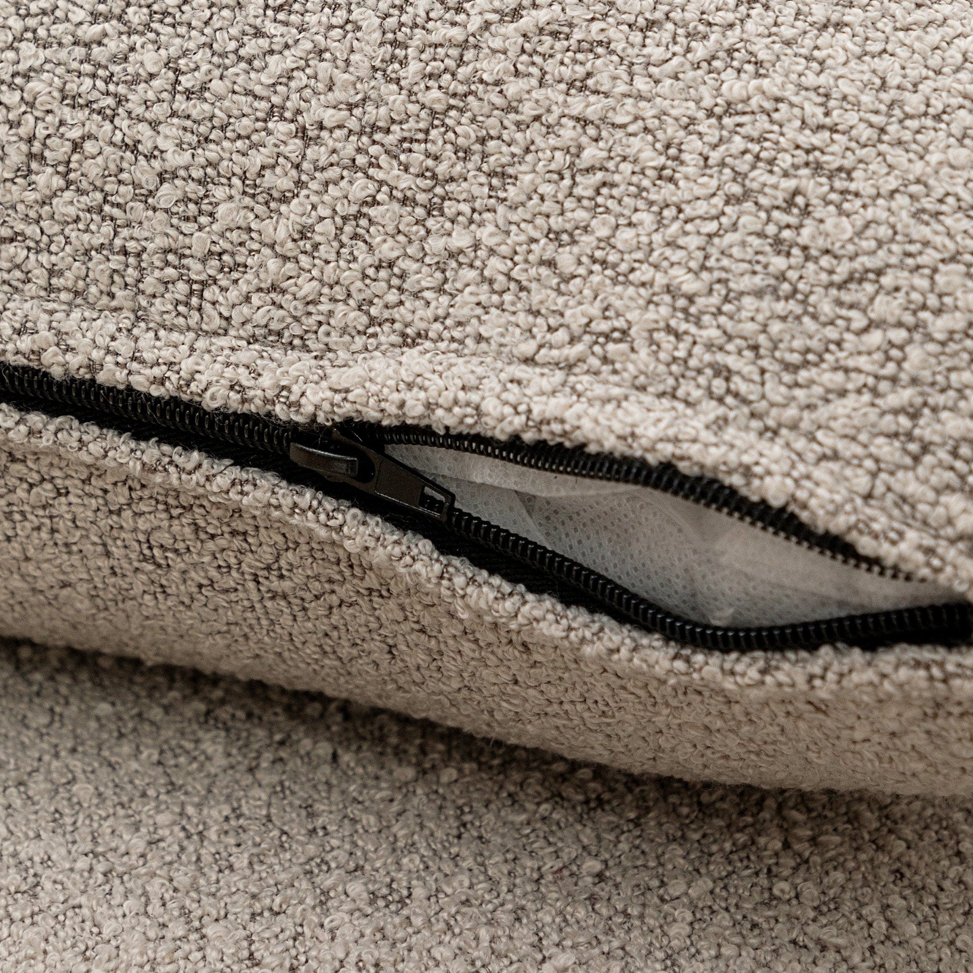 Canapé 2 places KINWELL en tissu bouclé avec coussins