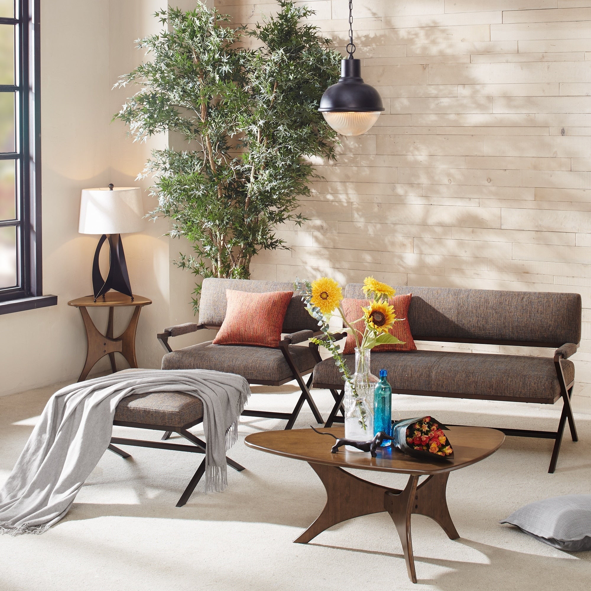 Table basse en bois triangulaire Blaze d'INK IVY