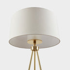 Lampe de sol sur pied en métal Pacific avec abat-jour en verre de INK+IVY