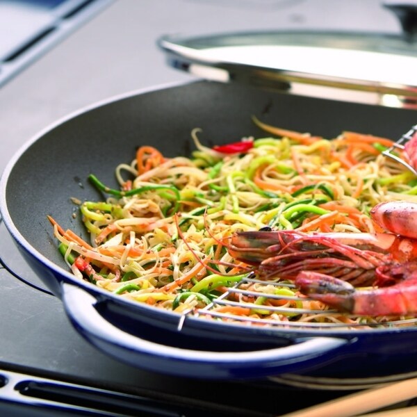 Wok en fonte d'aluminium émaillée rouge Chasseur de 40 cm (16 pouces) avec couvercle en verre