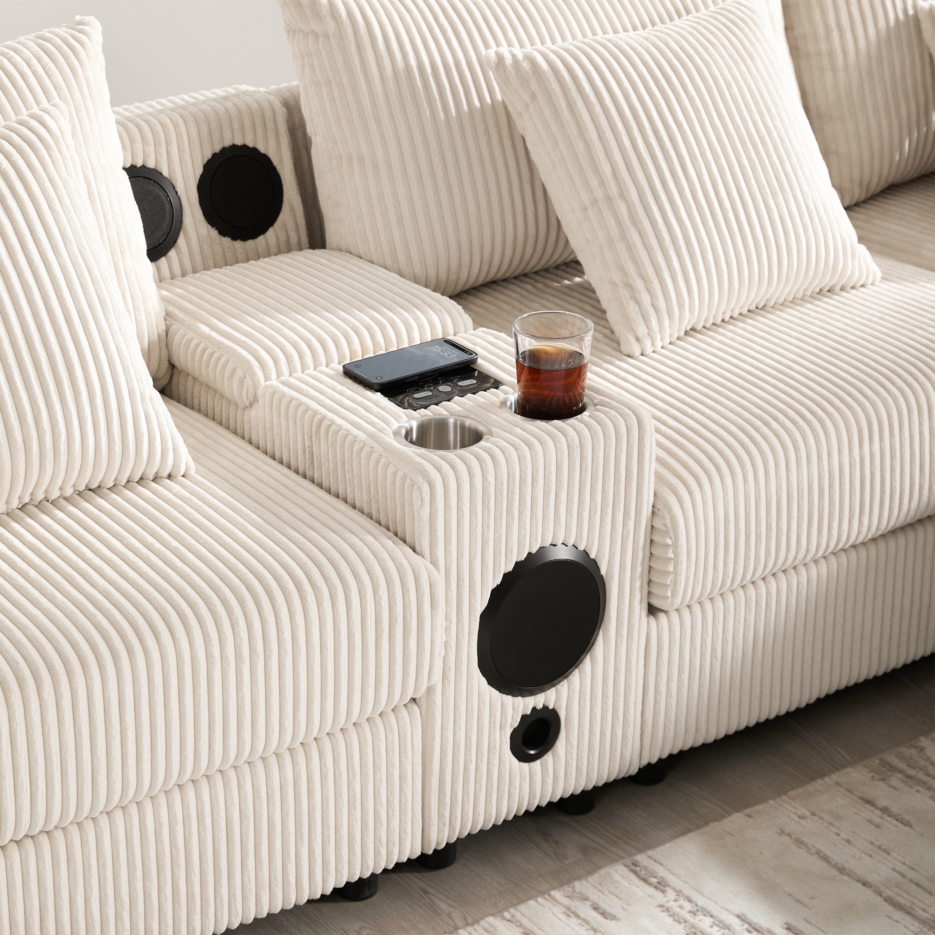 Canapé d'angle en velours côtelé avec haut-parleurs Bluetooth, chargeur USB, porte-gobelets, rangement, pouf et assise profonde et large.