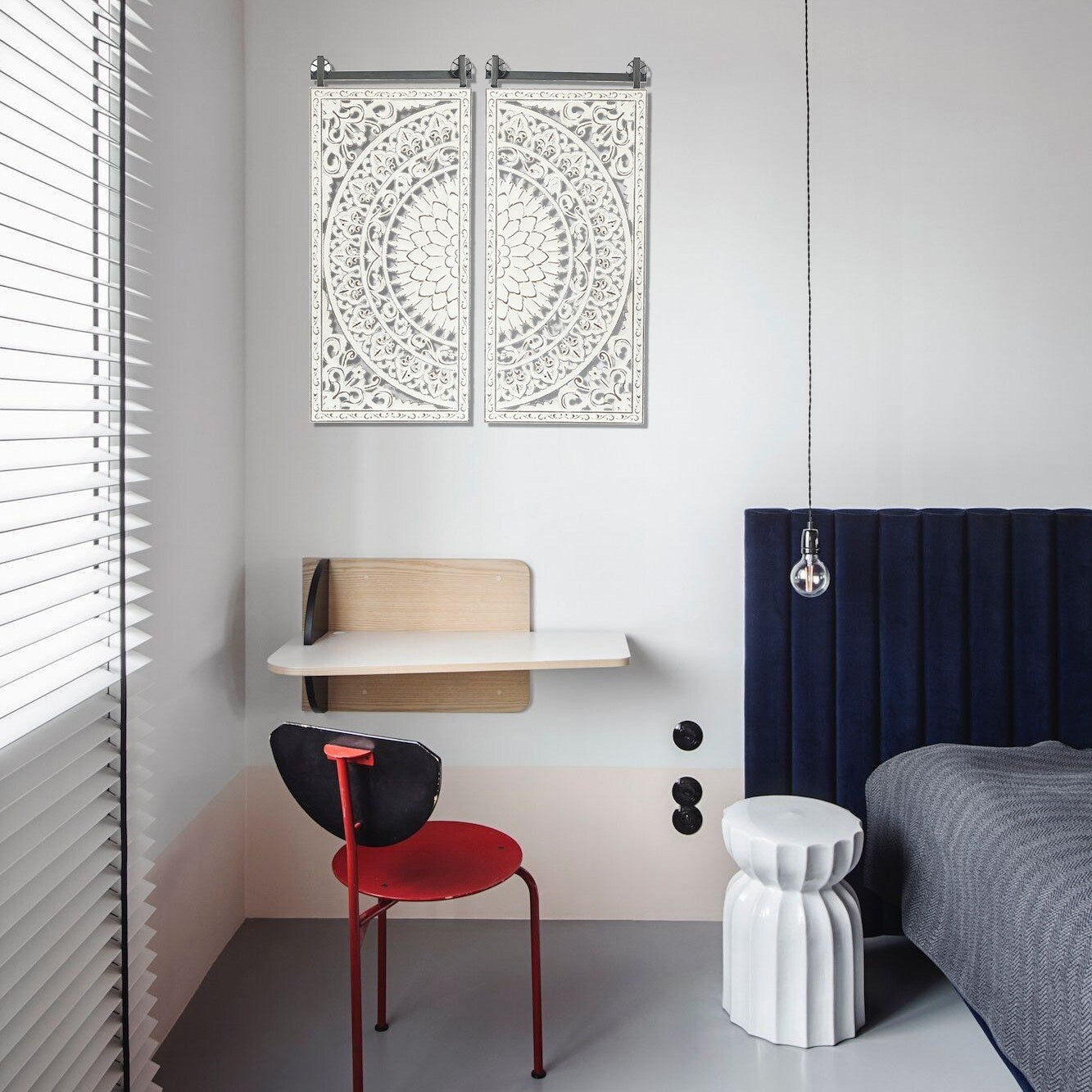 Décoration murale en bois blanc ivoire patiné avec accents noirs (lot de 2)